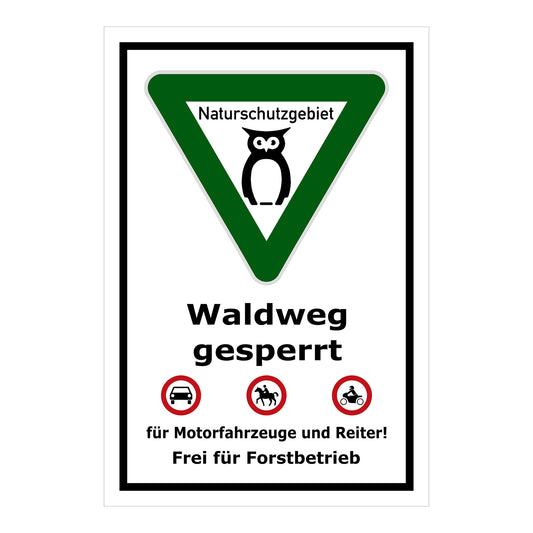 Schild Waldweg gesperrt ‚Naturschutzgebiet Waldweg gesperrt Frei für Forstbetrieb‘ in weiß grün schwarz