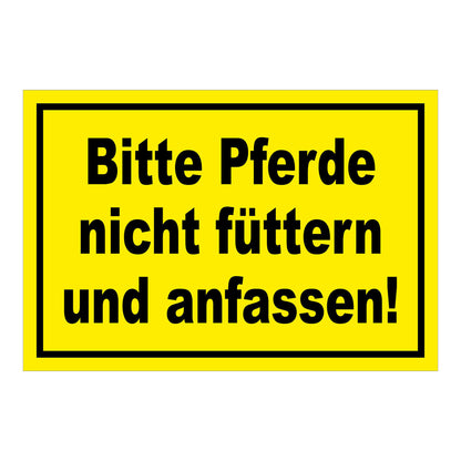 Schild Bitte Pferde nicht füttern und anfassen in Gelb mit schwarzem Text