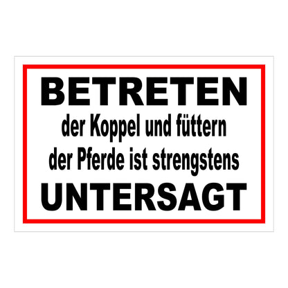 Schild Koppel betreten und Pferde füttern untersagt in Weiß mit rotem Rand und schwarzer Schrift