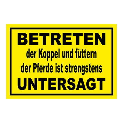 Schild Koppel betreten und Pferde füttern untersagt in Gelb mit schwarzem Rand und schwarzer Schrift