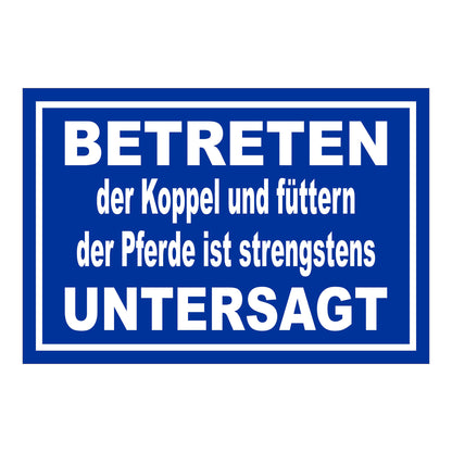 Schild Koppel betreten und Pferde füttern untersagt in Blau mit weißem Rand und weißer Schrift