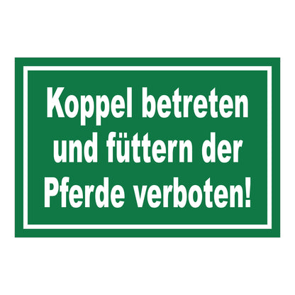 Schild Koppel betreten und Pferde füttern verboten in Grün mit weißem Rand und weißer Schrift