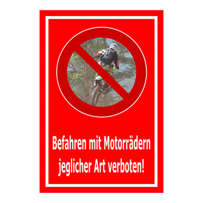 Schild Befahren mit Motorrädern verboten – jeglicher Art in rotem Hintergrund