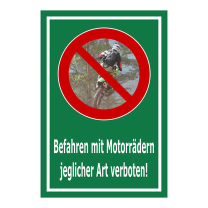 Schild Befahren mit Motorrädern verboten – jeglicher Art in grünem Hintergrund