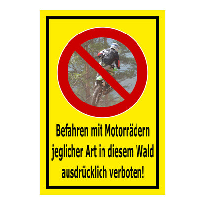 Schild Befahren mit Motorrädern im Wald ausdrücklich verboten ‚Befahren mit Motorrädern jeglicher Art in diesem Wald ausdrücklich verboten!‘ in gelb mit schwarzem Rand