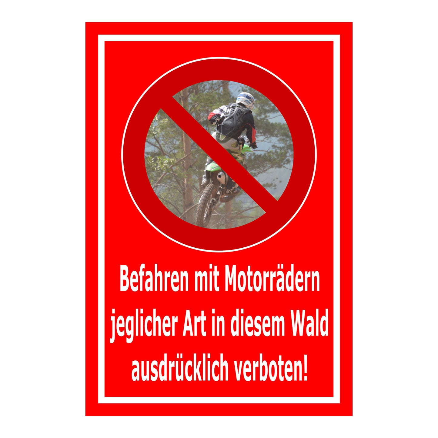 Schild Befahren mit Motorrädern im Wald ausdrücklich verboten ‚Befahren mit Motorrädern jeglicher Art in diesem Wald ausdrücklich verboten!‘ in rot mit weißer Schrift