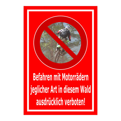 Schild Befahren mit Motorrädern im Wald ausdrücklich verboten ‚Befahren mit Motorrädern jeglicher Art in diesem Wald ausdrücklich verboten!‘ in rot mit weißer Schrift