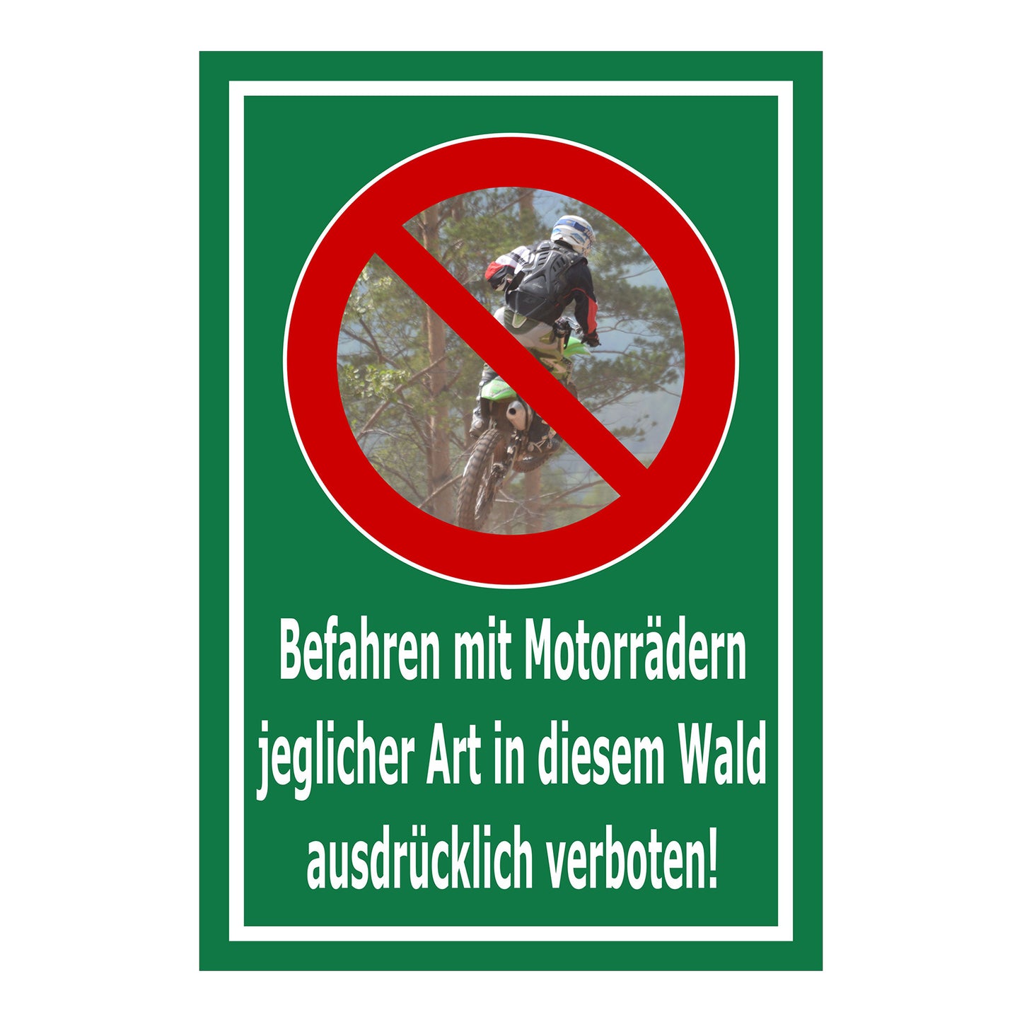 Schild Befahren mit Motorrädern im Wald ausdrücklich verboten ‚Befahren mit Motorrädern jeglicher Art in diesem Wald ausdrücklich verboten!‘ in grün mit weißer Schrift