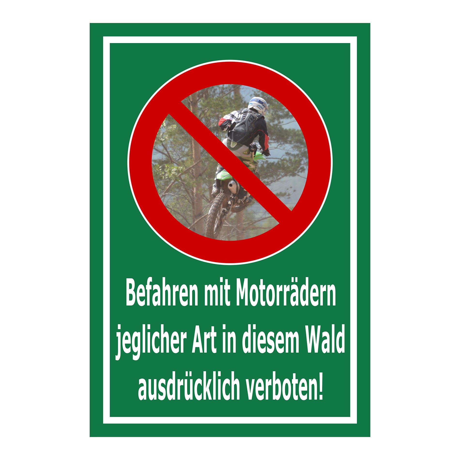 Schild Befahren mit Motorrädern im Wald ausdrücklich verboten ‚Befahren mit Motorrädern jeglicher Art in diesem Wald ausdrücklich verboten!‘ in grün mit weißer Schrift