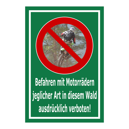 Schild Befahren mit Motorrädern im Wald ausdrücklich verboten ‚Befahren mit Motorrädern jeglicher Art in diesem Wald ausdrücklich verboten!‘ in grün mit weißer Schrift