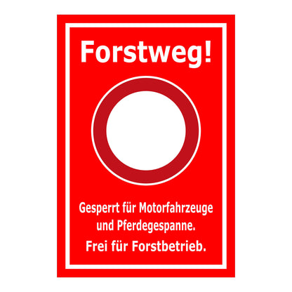 Schild Forstweg – Gesperrt für Motorfahrzeuge – Frei für Forstbetrieb ‚Forstweg! Gesperrt für Motorfahrzeuge und Pferdegespanne. Frei für Forstbetrieb.‘ in rotem Hintergrund