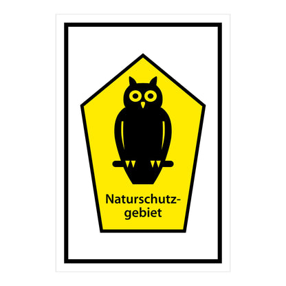 Schild Naturschutzgebiet ‚Naturschutzgebiet‘ gelbes Schildmotiv mit schwarzer Eule auf weißem Hintergrund mit schwarzem Rand