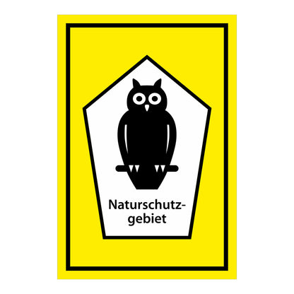 Schild Naturschutzgebiet ‚Naturschutzgebiet‘ weißes Schildmotiv mit schwarzer Eule auf gelbem Hintergrund mit schwarzem Rand
