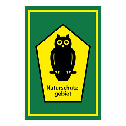 Schild Naturschutzgebiet ‚Naturschutzgebiet‘ gelbes Schildmotiv mit schwarzer Eule auf grünem Hintergrund