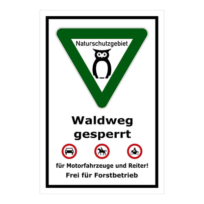 Schild Waldweg gesperrt ‚Naturschutzgebiet Waldweg gesperrt Frei für Forstbetrieb‘ in weiß grün schwarz