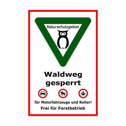 Schild Waldweg gesperrt ‚Naturschutzgebiet Waldweg gesperrt Frei für Forstbetrieb‘ in weiß grün rot
