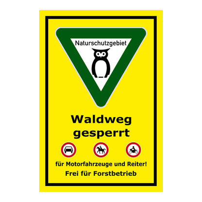 Schild Waldweg gesperrt ‚Naturschutzgebiet Waldweg gesperrt Frei für Forstbetrieb‘ in gelb grün schwarz