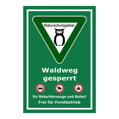 Schild Waldweg gesperrt ‚Naturschutzgebiet Waldweg gesperrt Frei für Forstbetrieb‘ in grün weiß