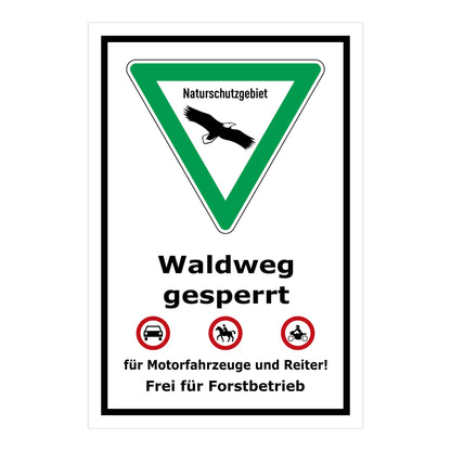 Schild Naturschutzgebiet Waldweg gesperrt in weiß mit grünem Dreieck und schwarzem Rahmen