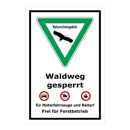 Schild Naturschutzgebiet Waldweg gesperrt in weiß mit grünem Dreieck und schwarzem Rahmen