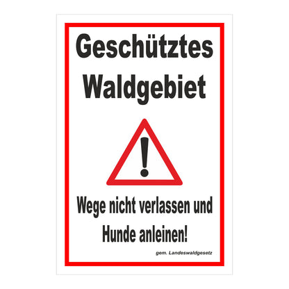 Schild Geschütztes Waldgebiet Wege nicht verlassen Hunde anleinen in weiß mit rotem Rand