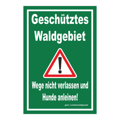 Schild Geschütztes Waldgebiet Wege nicht verlassen Hunde anleinen in grün mit weißem Rand