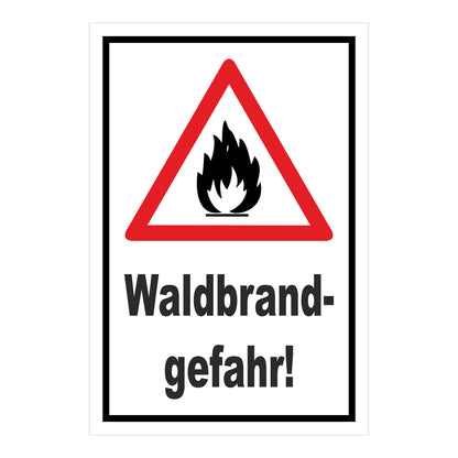 Schild Waldbrandgefahr Warnhinweis ‚Waldbrand-gefahr!‘ weißer Hintergrund mit schwarzem Rand