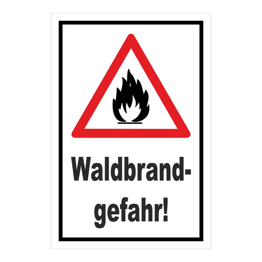 Schild Waldbrandgefahr Warnhinweis ‚Waldbrand-gefahr!‘ weißer Hintergrund mit schwarzem Rand