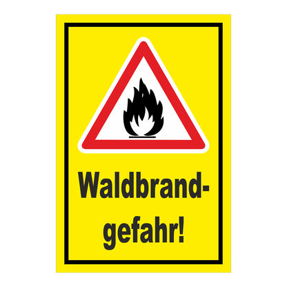 Schild Waldbrandgefahr Warnhinweis ‚Waldbrand-gefahr!‘ gelber Hintergrund mit schwarzem Rand