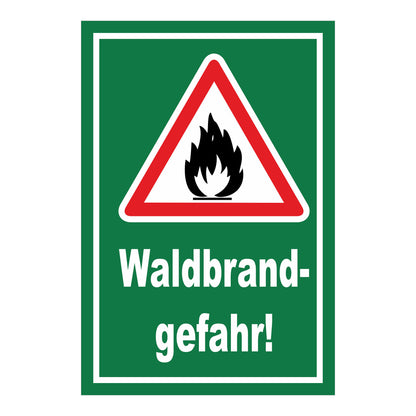 Schild Waldbrandgefahr Warnhinweis ‚Waldbrand-gefahr!‘ grüner Hintergrund mit weißer Schrift