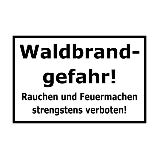 Schild Waldbrandgefahr Rauchen und Feuermachen strengstens verboten schwarz weißer Hintergrund