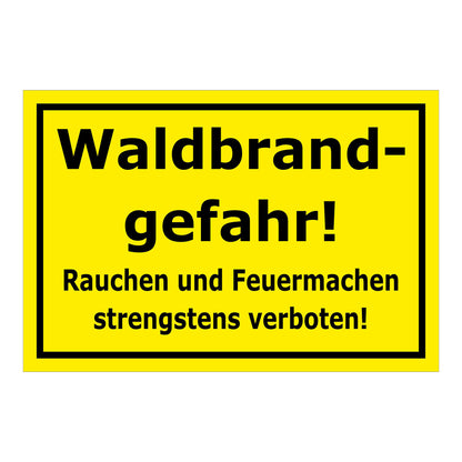 Schild Waldbrandgefahr Rauchen und Feuermachen strengstens verboten gelber Hintergrund