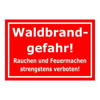 Schild Waldbrandgefahr Rauchen und Feuermachen strengstens verboten roter Hintergrund
