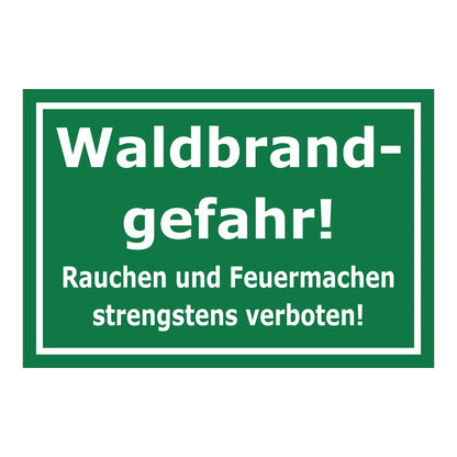 Schild Waldbrandgefahr Rauchen und Feuermachen strengstens verboten grüner Hintergrund