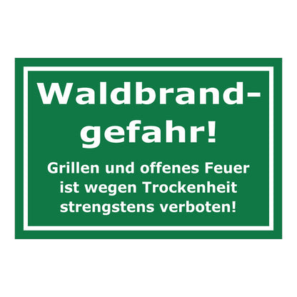 Schild Waldbrandgefahr Grillen und offenes Feuer verboten Hinweis in Grün mit weißer Schrift