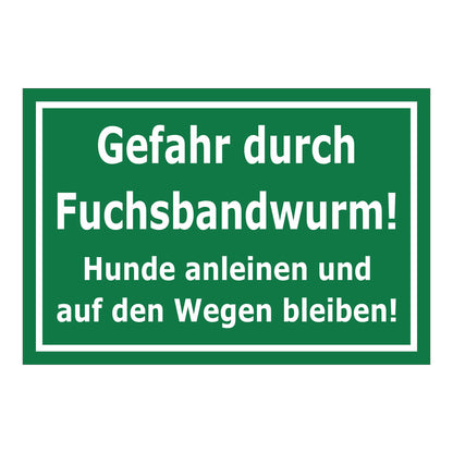 Schild Gefahr durch Fuchsbandwurm Hunde anleinen und Wege benutzen in grün mit weißer Schrift
