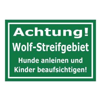 Schild Achtung Wolf-Streifgebiet Hunde anleinen Kinder beaufsichtigen in Grün mit weißer Schrift
