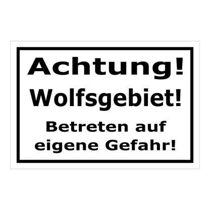 Schild Achtung Wolfsgebiet Betreten auf eigene Gefahr in weiß mit schwarzem Rand und schwarzer Schrift