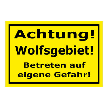 Schild Achtung Wolfsgebiet Betreten auf eigene Gefahr in gelb mit schwarzer Schrift
