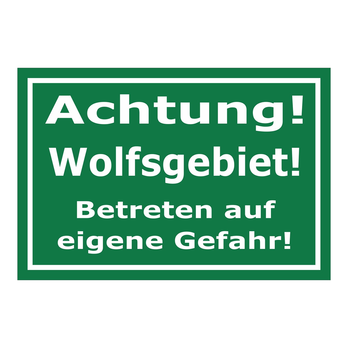 Schild Achtung Wolfsgebiet Betreten auf eigene Gefahr in grün mit weißer Schrift