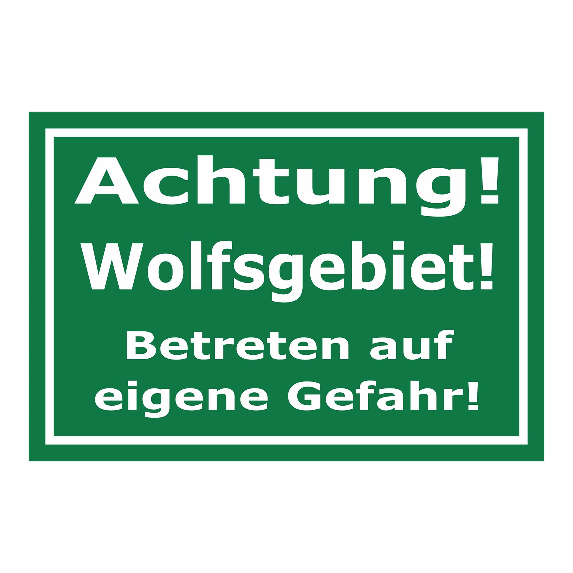 Schild Achtung Wolfsgebiet Betreten auf eigene Gefahr in grün mit weißer Schrift