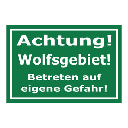 Schild Achtung Wolfsgebiet Betreten auf eigene Gefahr in grün mit weißer Schrift