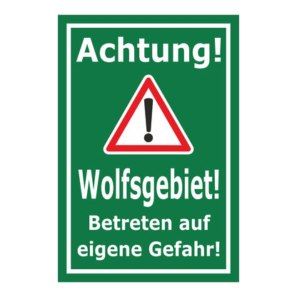 Schild Achtung Wolfsgebiet Betreten auf eigene Gefahr grün mit weißem Text und Warnsymbol
