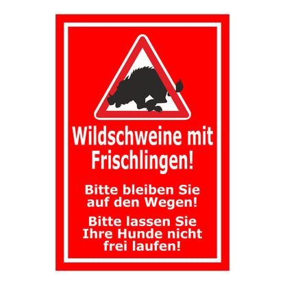 Schild Wildschweine mit Frischlingen ‚Wildschweine mit Frischlingen! Bitte bleiben Sie auf den Wegen! Bitte lassen Sie Ihre Hunde nicht frei laufen!‘ roter Hintergrund