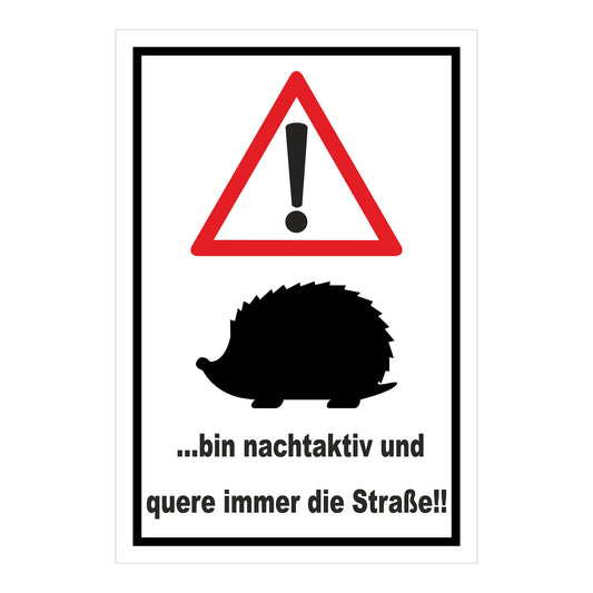 Schild Achtung Igel ‚…bin nachtaktiv und quere immer die Straße!!‘ weißer Hintergrund schwarzer Rahmen