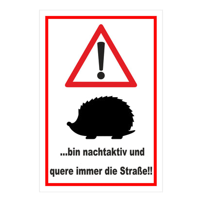 Schild Achtung Igel ‚…bin nachtaktiv und quere immer die Straße!!‘ weißer Hintergrund roter Rahmen