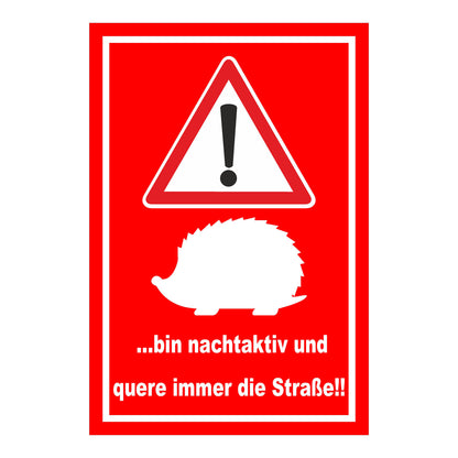 Schild Achtung Igel ‚…bin nachtaktiv und quere immer die Straße!!‘ roter Hintergrund weißes Motiv