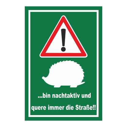 Schild Achtung Igel ‚…bin nachtaktiv und quere immer die Straße!!‘ grüner Hintergrund weißes Motiv