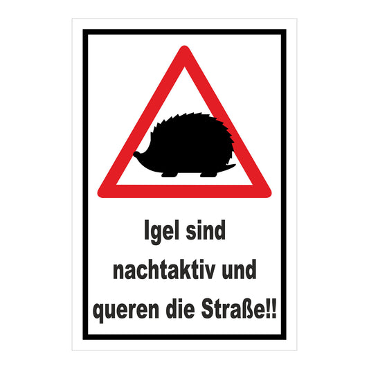 Schild Igel queren Straße Hinweis ‚Igel sind nachtaktiv und queren die Straße!!‘ weißer Hintergrund schwarzer Rand