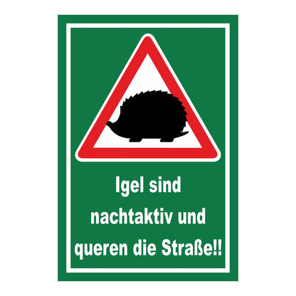Schild Igel queren Straße Hinweis ‚Igel sind nachtaktiv und queren die Straße!!‘ grüner Hintergrund